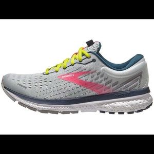 Brooks Ghost 13 running shoe in Ice Flow/Pink/Pond
